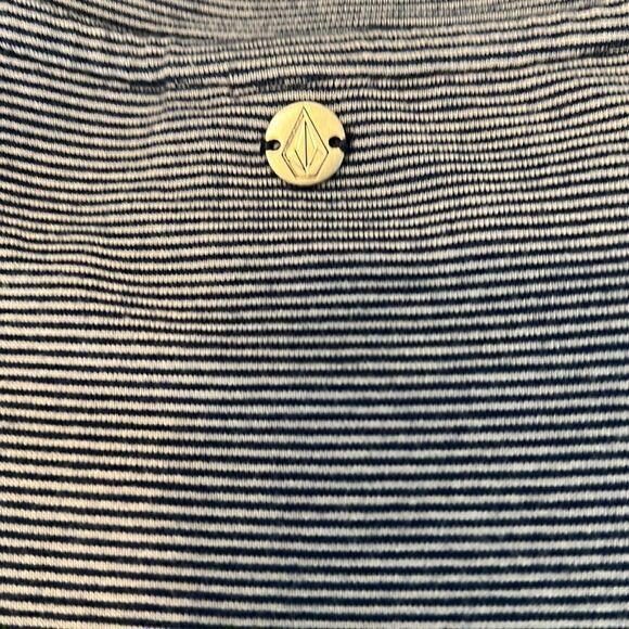 Volcom size M long sleeve cold shoulder black and white strip knit top GUC - Picture 12 of 12